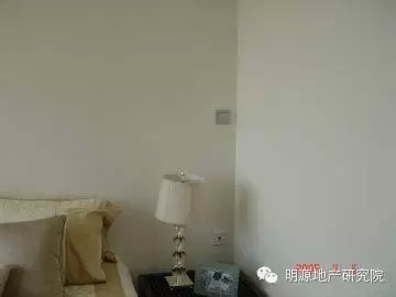 主卧室照明开关面板布置位置不合理