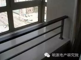 窗台栏杆位置影响了窗台利用