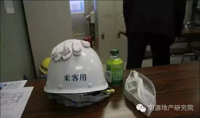 访客使用专用的安全帽